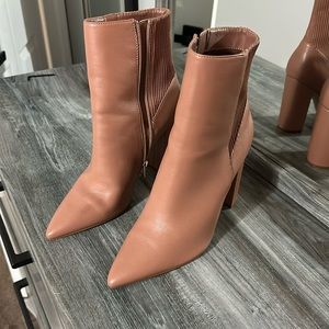 Elegant and super cute boots